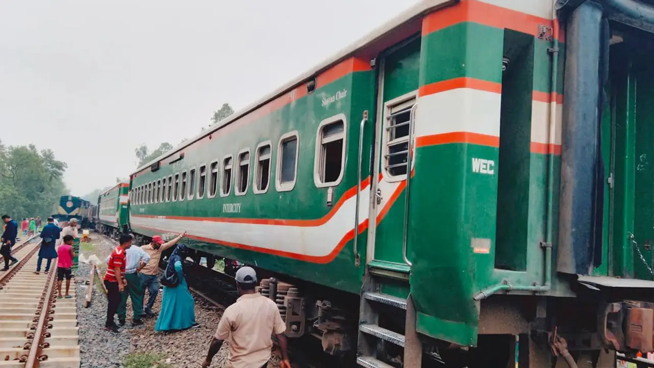 সাড়ে ১১ ঘণ্টা পর ঢাকার সঙ্গে রেল যোগাযোগ স্বাভাবিক