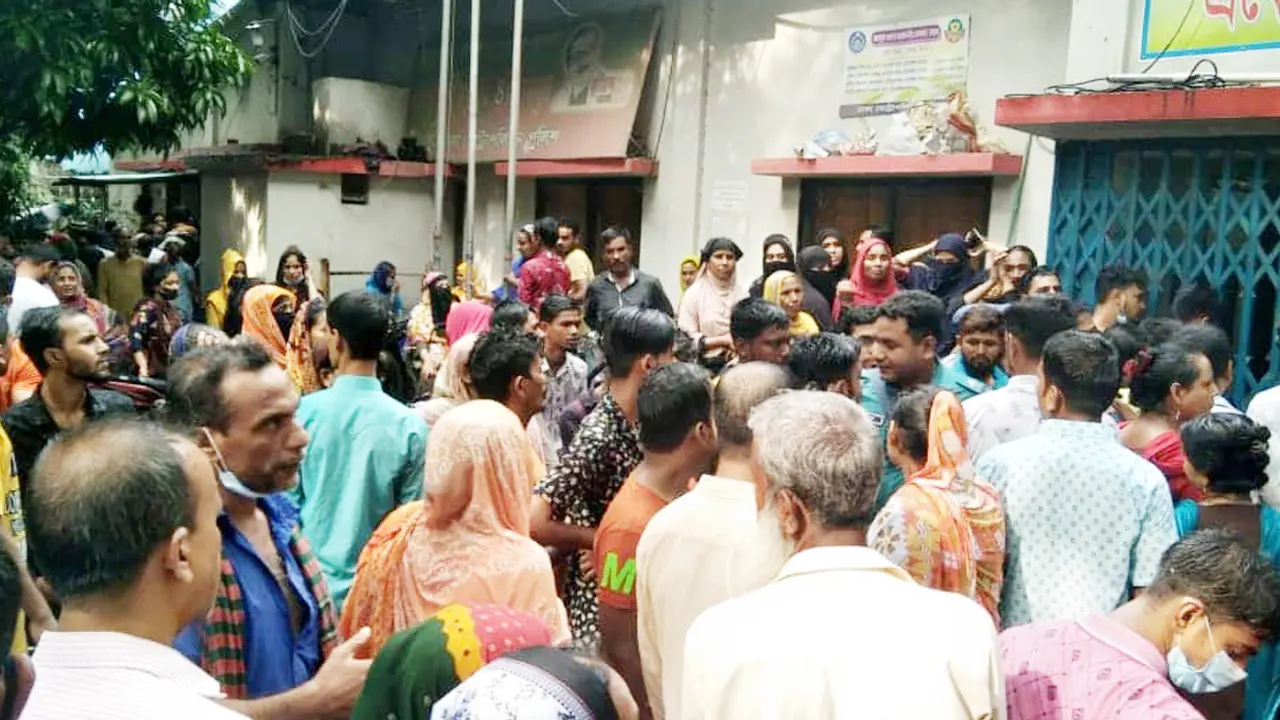 টাকা ফেরতের দাবিতে রামপুরায় গ্রিন বার্ড গ্রাহকদের বিক্ষোভ
