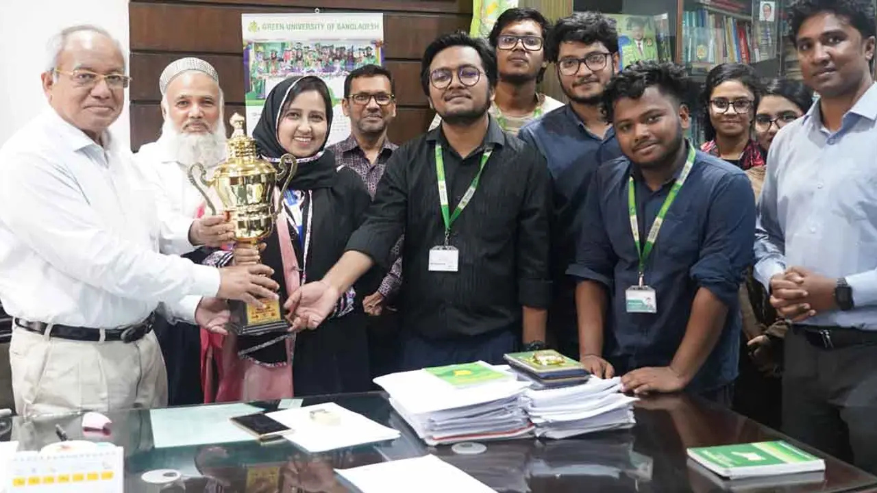 ছায়া সংসদ বিতর্ক প্রতিযোগিতায় চ্যাম্পিয়ন গ্রিন ইউনিভার্সিটি