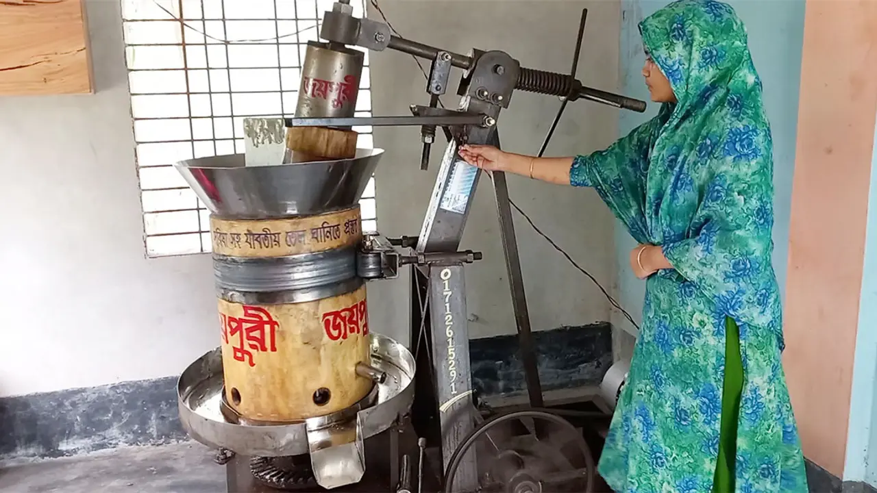 বাদাম তেল উৎপাদনে সফল উদ্যোক্তা বিথী