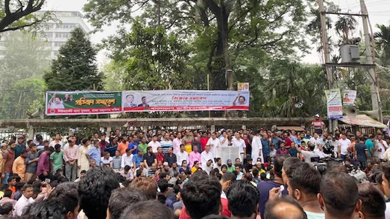 প্রেসক্লাবের সামনে যুবদলের বিক্ষোভ, যান চলাচল বন্ধ