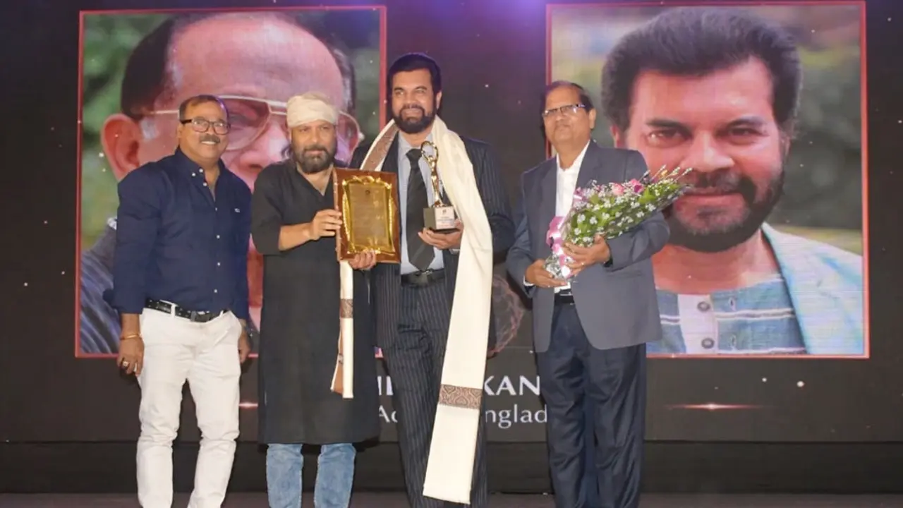‘নায়করাজ রাজ্জাক’ সম্মাননা পেলেন ইলিয়াস কাঞ্চন