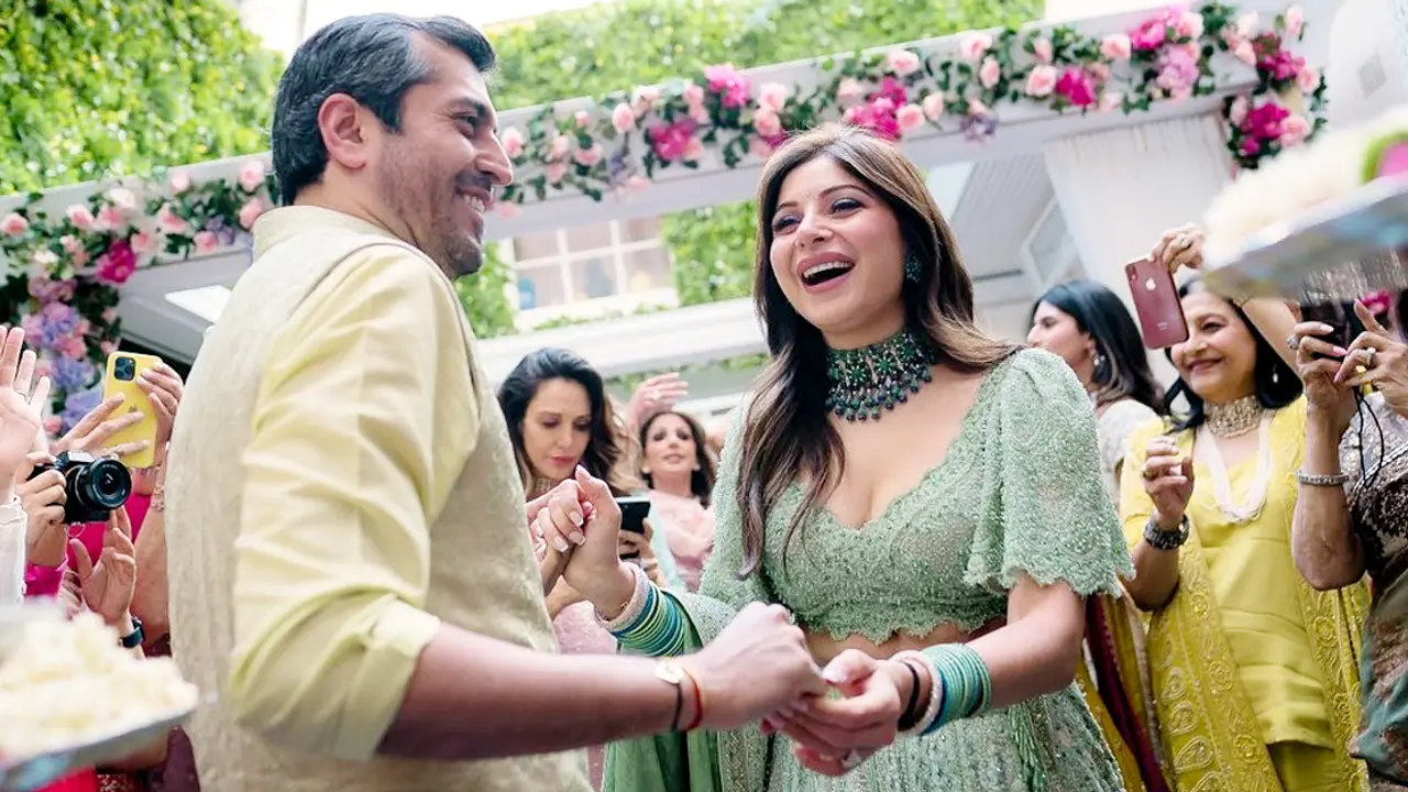 ডিভোর্সের ১০ বছর পর আবার বিয়ে করলেন ‘বেবি ডল’ গায়িকা