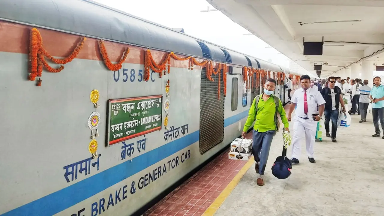 ৪৫ যাত্রী নিয়ে খুলনা থেকে কলকাতার পথে বন্ধন এক্সপ্রেস