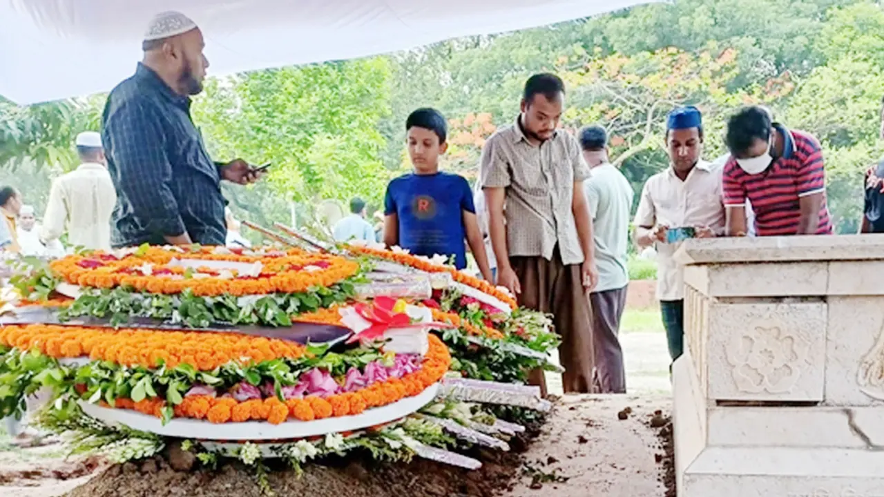 বুদ্ধিজীবী কবরস্থানে চিরনিদ্রায় শায়িত আবদুল গাফ্ফার চৌধুরী