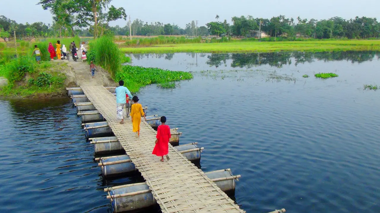 চার গ্রামের মানুষের জন্য সাঁকো বানালেন প্রধান শিক্ষক