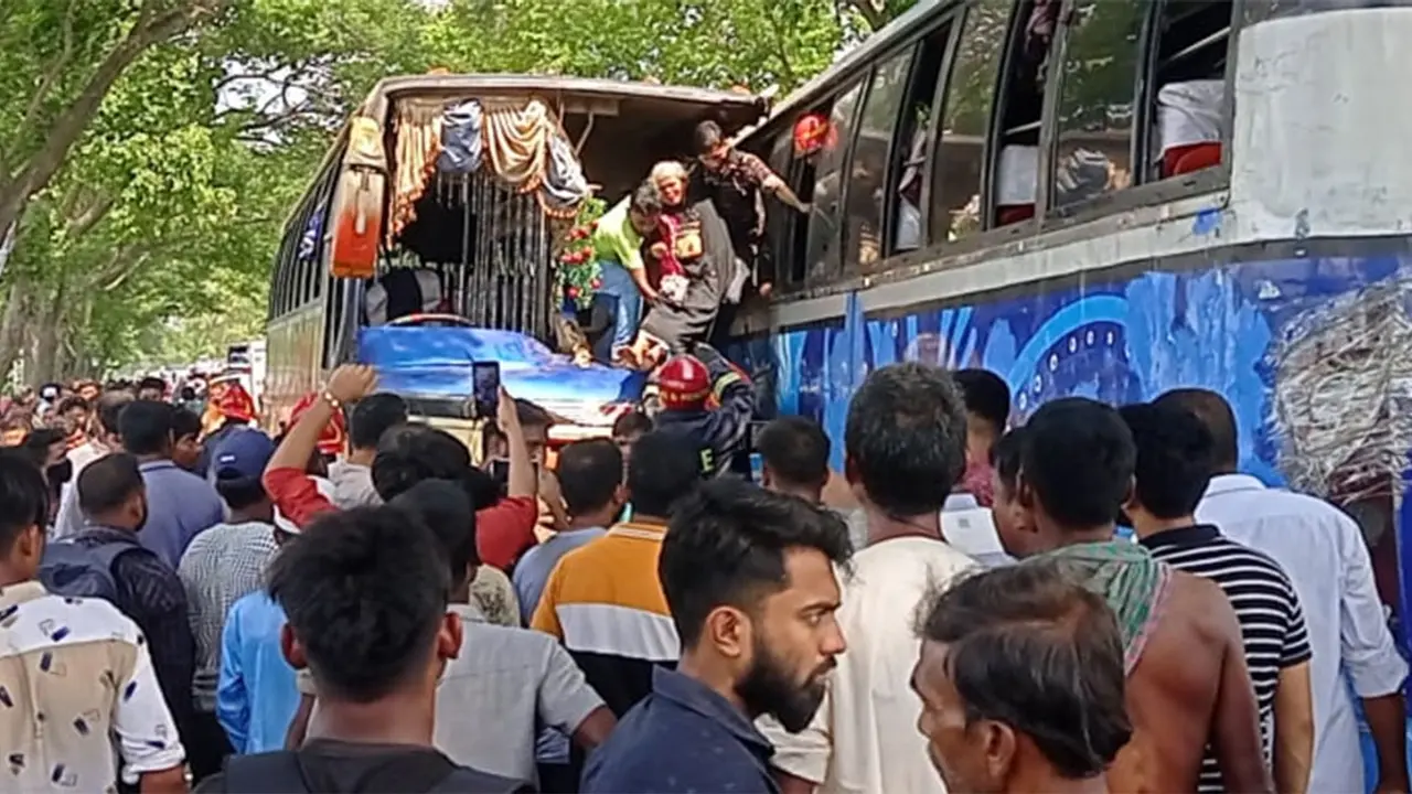 মানিকগঞ্জে দুই বাসের সংঘর্ষে নিহত ১, আহত ১৫