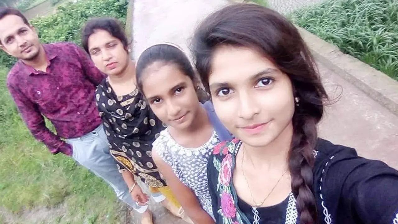 খাটে পড়ে ছিল মা ও দুই মেয়ের মরদেহ
