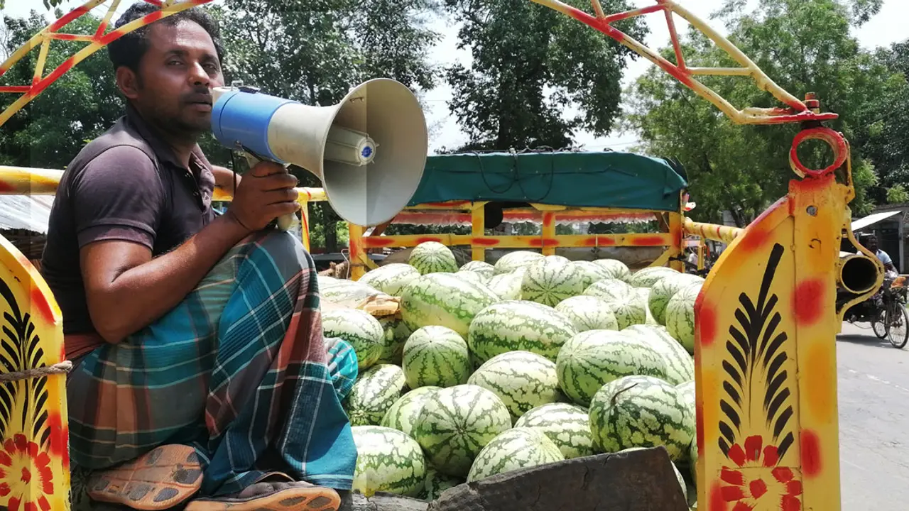 মাইকিং করে তরমুজ বিক্রি, তবুও মিলছে না ক্রেতা