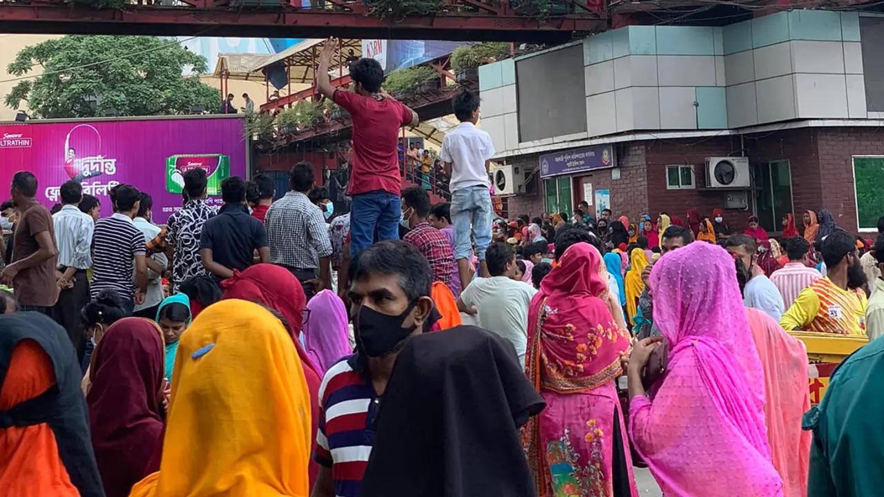 মিরপুরে নির্বাচন কমিশনারকে আটকে রেখেছে শ্রমিকরা
