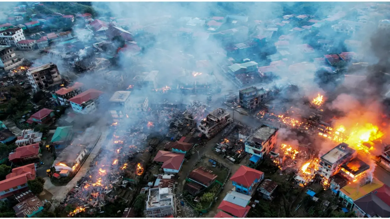 মিয়ানমারে শত শত বাড়িঘর পুড়িয়ে দিল জান্তা