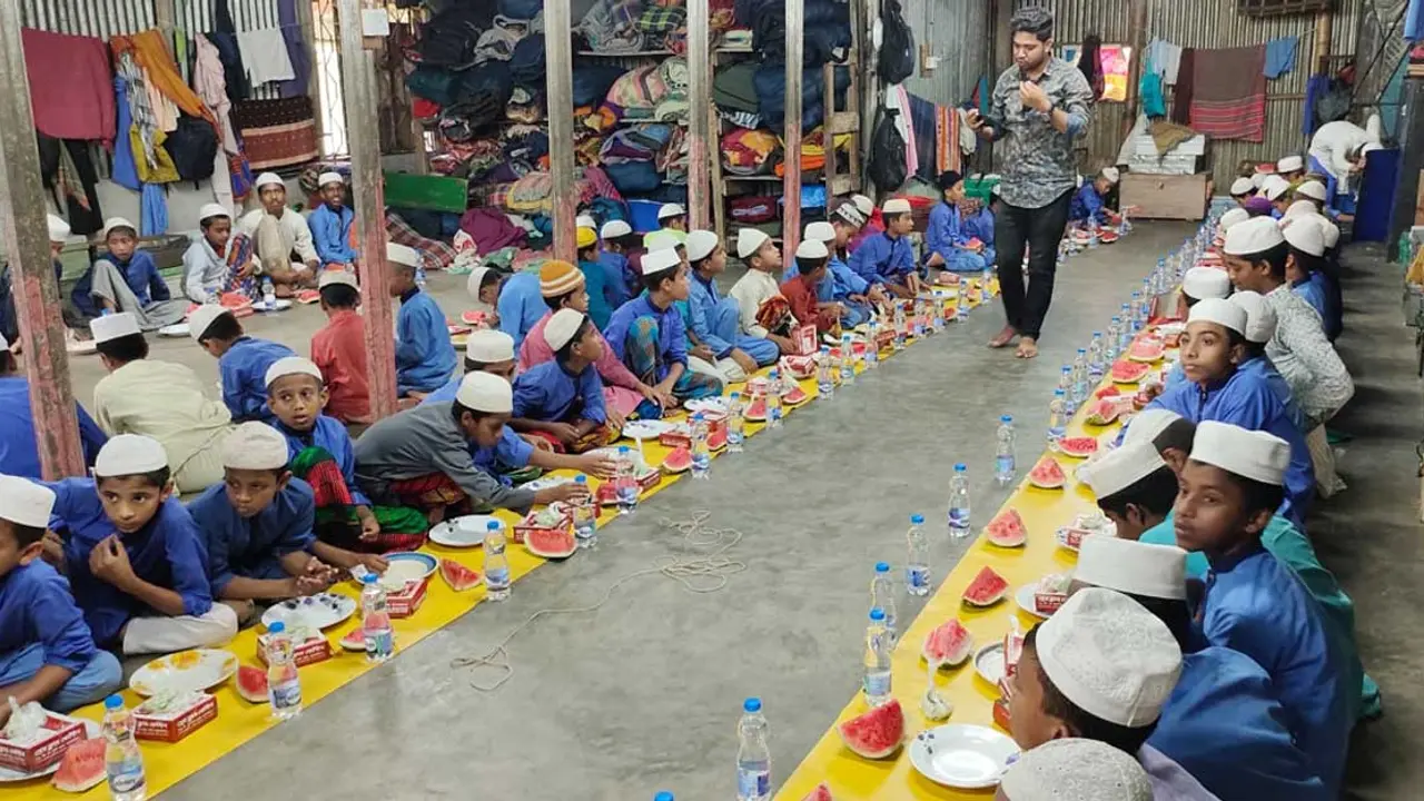 এতিমদের সঙ্গে ফল উৎসব