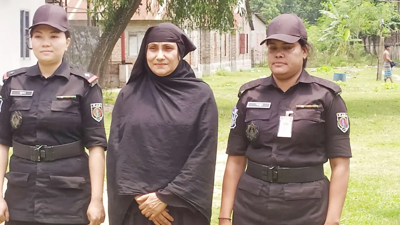 নরসিংদী স্টেশনে তরুণী হেনস্তার ঘটনায় জড়িত নারী গ্রেপ্তার