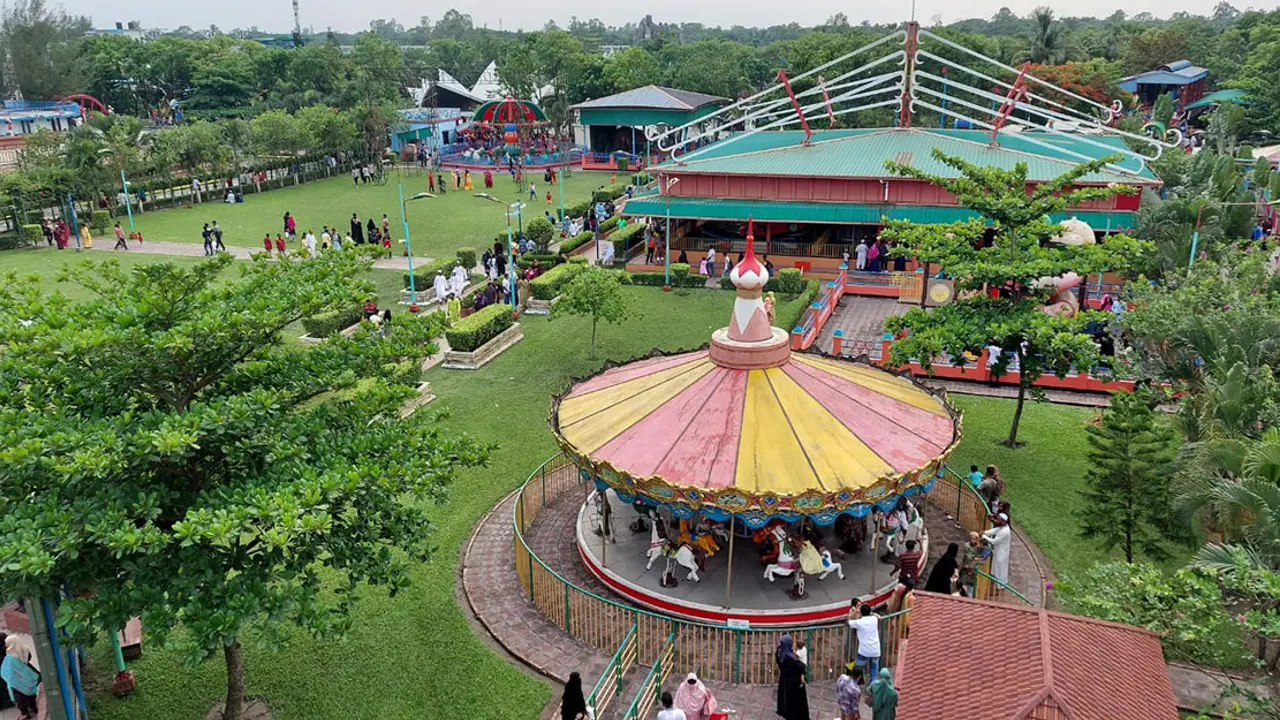পর্যটকদের ভিড়ে মুখর নরসিংদীর ড্রিম হলিডে