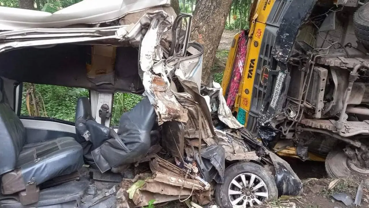 নাটোরে ট্রাক-মাইক্রোবাস সংঘর্ষে প্রাণ গেল ২ জনের