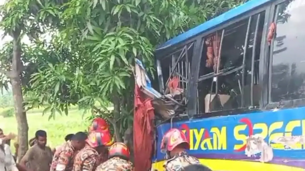 নাটোরে দুই বাসের সংঘর্ষে নিহত ৭, আহত ২০