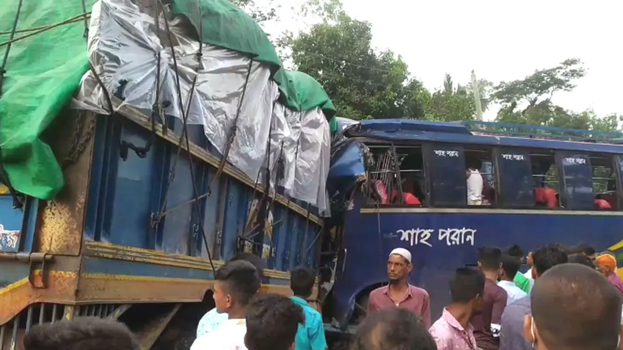 বাস-ট্রাকের সংঘর্ষে চালকসহ নিহত ২, আহত ২০