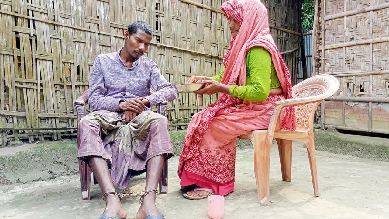 চিকিৎসায় নিঃস্ব পরিবার, এখন শিকলে বন্দী মশিউর