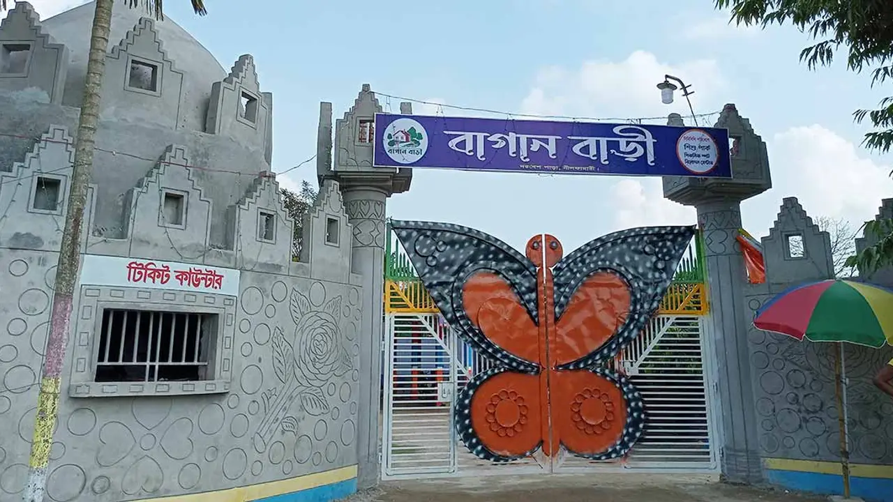 অনুমতি ছাড়া পার্কে প্রবেশ করায় স্কুলছাত্রকে গোবর খাইয়ে নির্যাতন