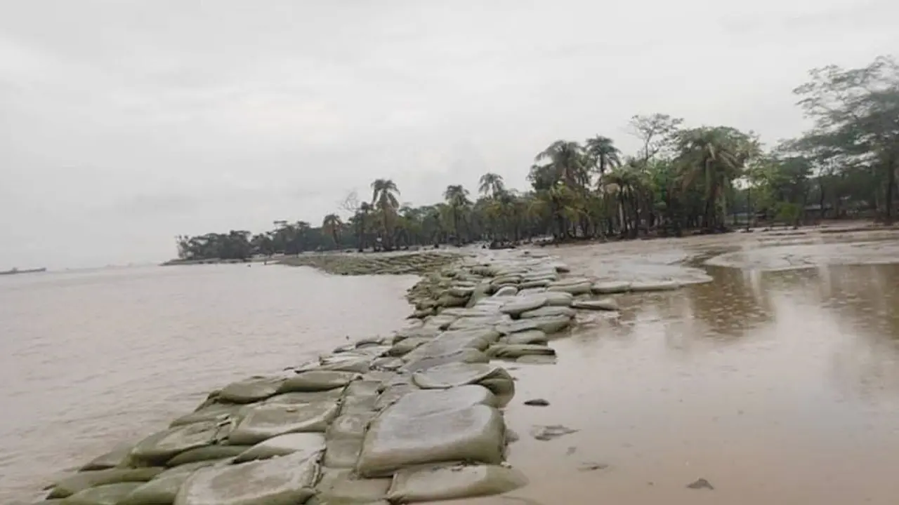 অশনির প্রভাবে হাতিয়ায় একটানা বৃষ্টি, ঝুঁকিপূর্ণ বেড়িবাঁধ