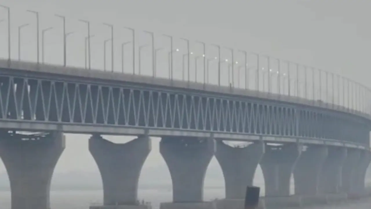 পদ্মা সেতুতে প্রথমবারের মতো আলো জ্বলল
