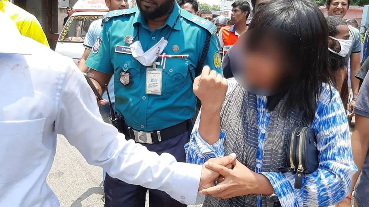 প্রেমিকের সঙ্গে হোটেলে স্ত্রী, হাতেনাতে ধরলেন স্বামী