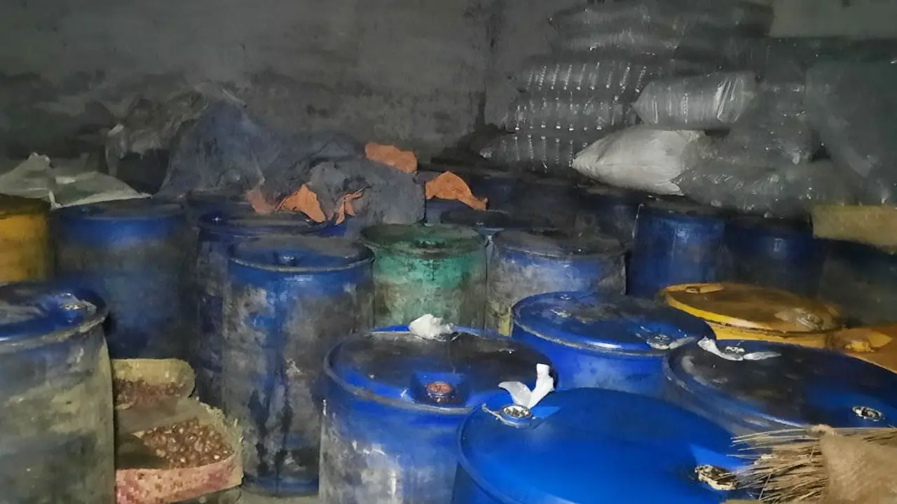 ব্যবসায়ীর গুদামে মিলল ২০ হাজার ৪০০ লিটার তেল