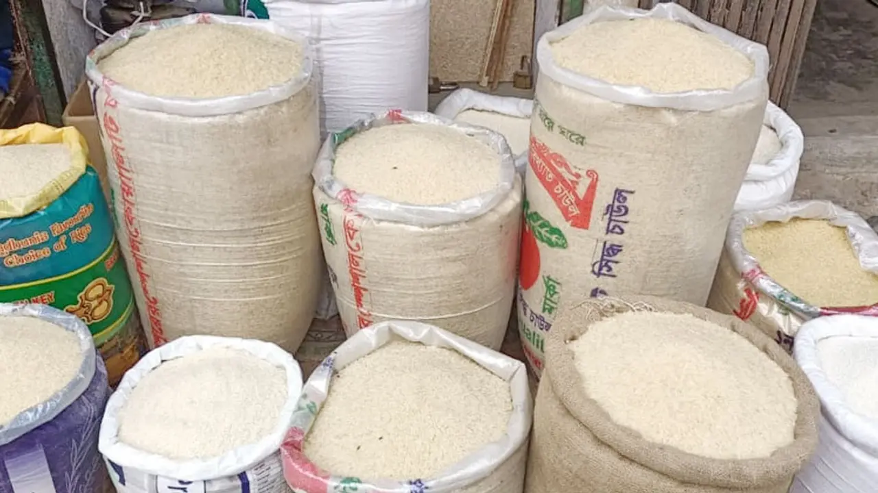 দিনাজপুরে চালের দাম কেজিতে বেড়েছে ৫ টাকা