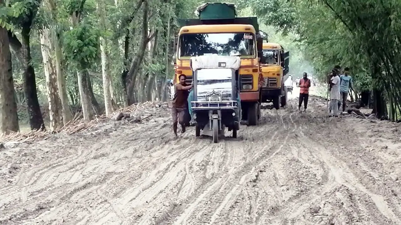 রংপুর-কুড়িগ্রাম মহাসড়কে দুর্ভোগ চরমে, কাদায় একাকার