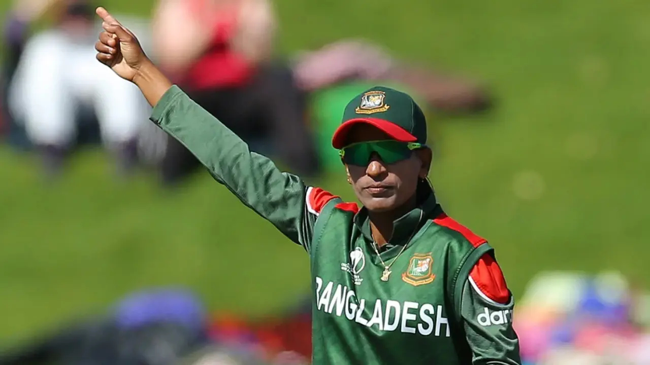 আইপিএল খেলতে যাচ্ছেন সালমা খাতুন