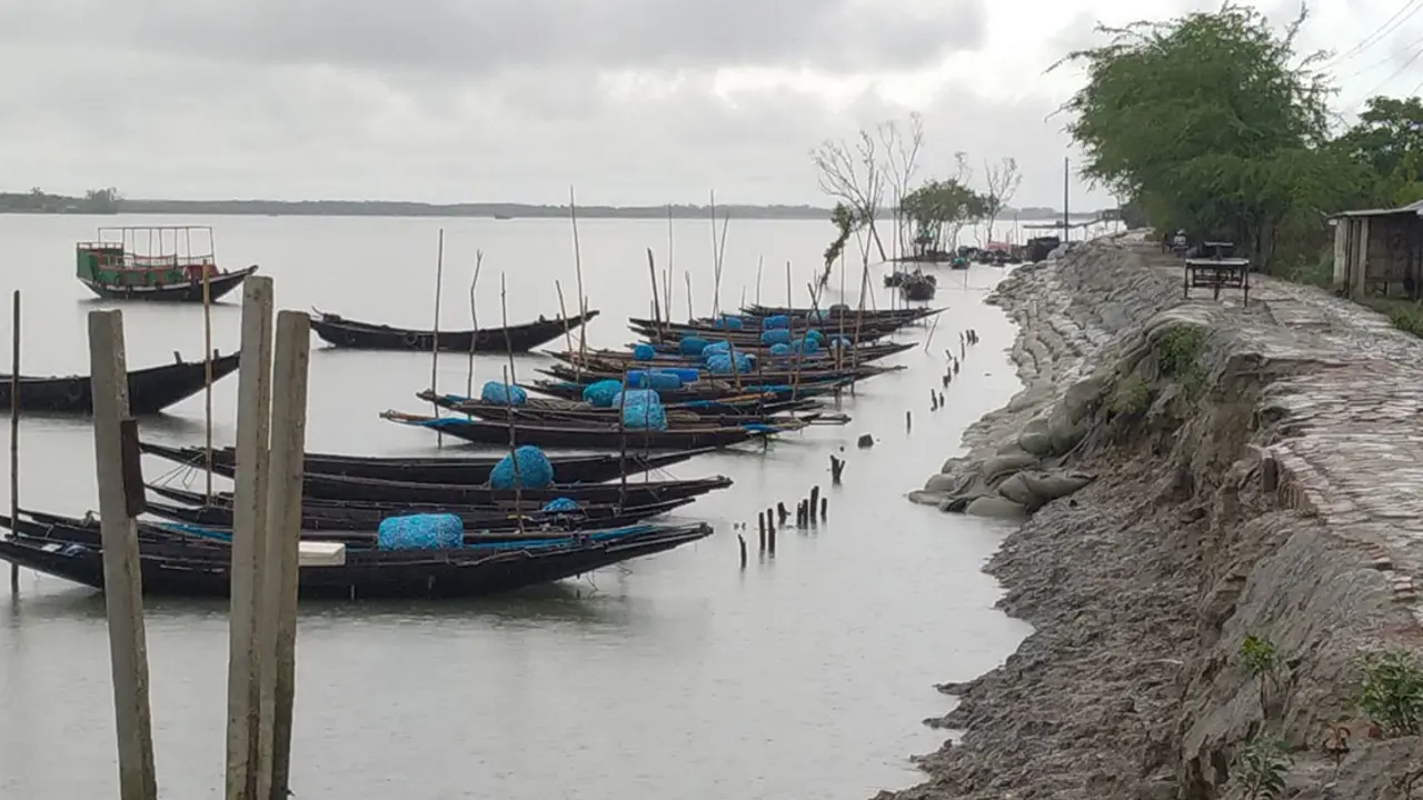 সাতক্ষীরায় প্রস্তুত ২৮৭ আশ্রয়কেন্দ্র, বেড়িবাঁধে ঝুঁকিতে ২৫ পয়েন্ট