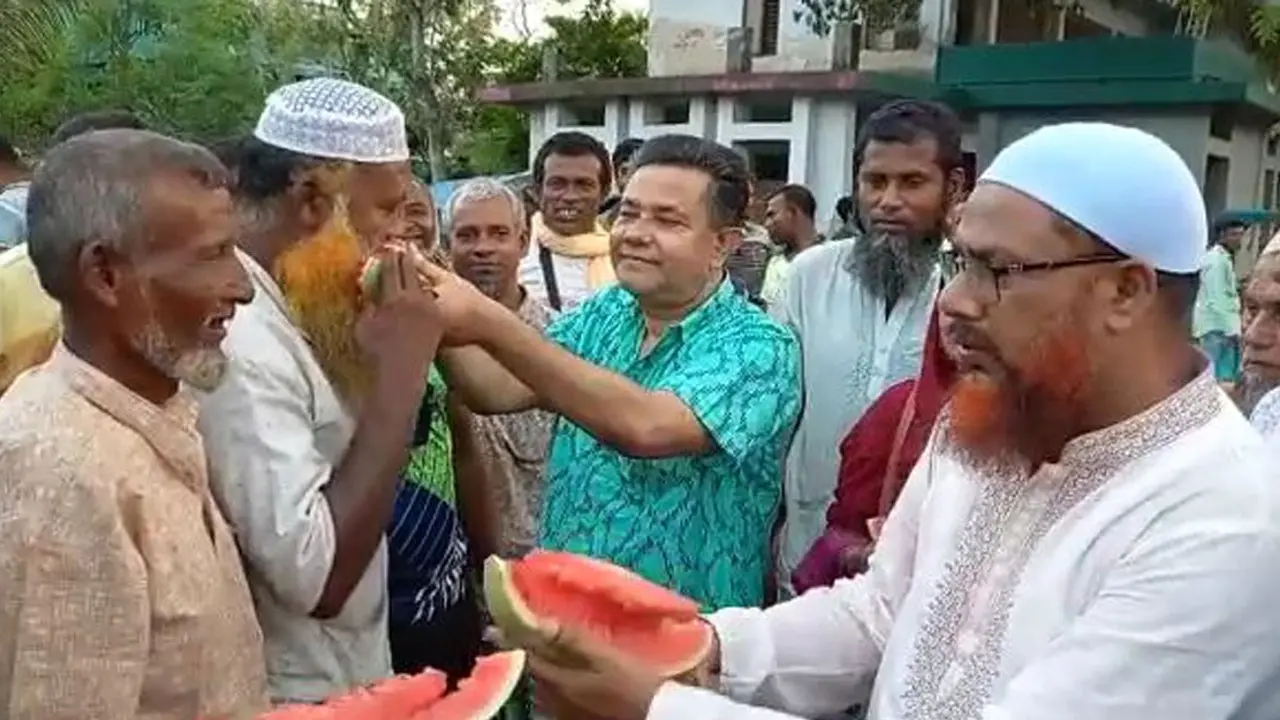 ভ্যান শ্রমিকদের তরমুজ খাওয়ালেন এমপি জগলুল