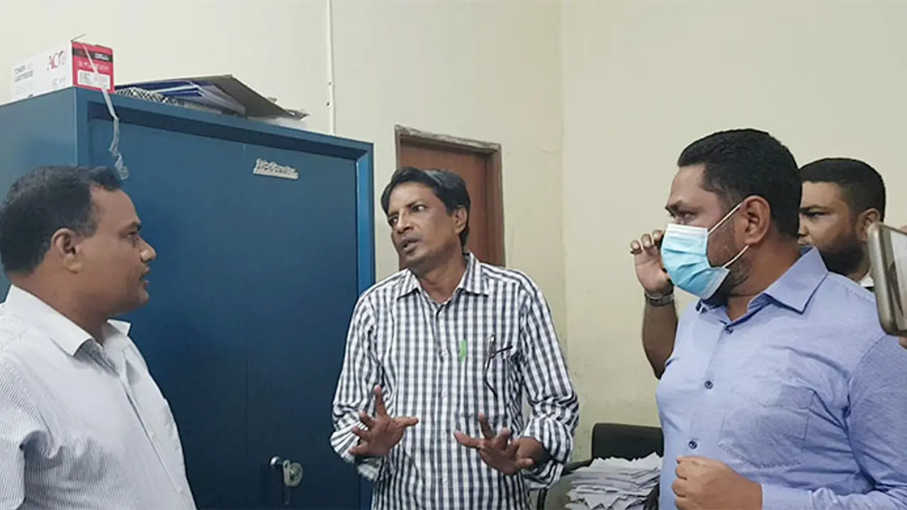 সাতক্ষীরায় পাউবোর প্রকৌশলীর নেতৃত্বে সাংবাদিককে মারধর