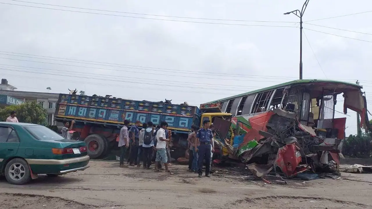 সড়ক দুর্ঘটনায় পরমাণু শক্তি কমিশনের ৩ কর্মকর্তাসহ নিহত ৪