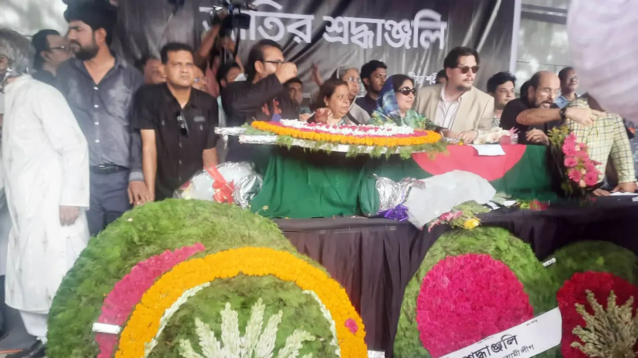 শহীদ মিনারে সর্বস্তরের মানুষের শ্রদ্ধায় সিক্ত গাফ্‌ফার চৌধুরী