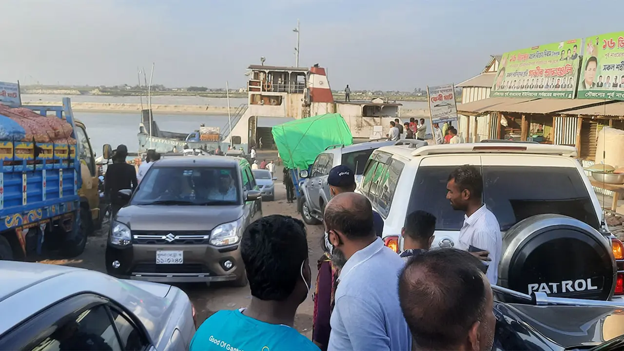মাঝিরঘাটে ফেরির অপেক্ষায় ৩ শতাধিক গাড়ি