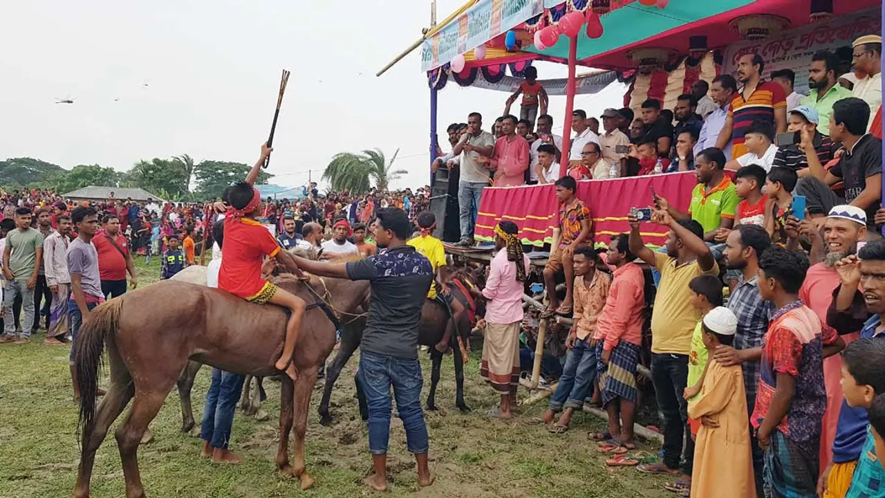 ঘোড়ার দৌড় দেখতে হাজারো মানুষের ভিড়