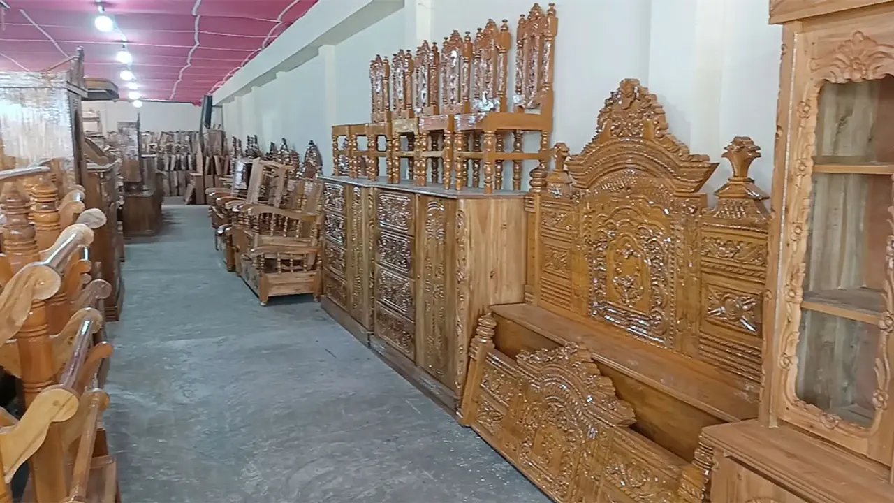 শেরপুরের কাঠের আসবাবের কদর বাড়ছে দেশজুড়ে