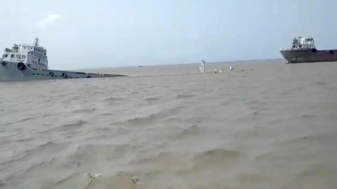 ডুবে যাওয়া জাহাজের সব গম পানিতে নষ্ট