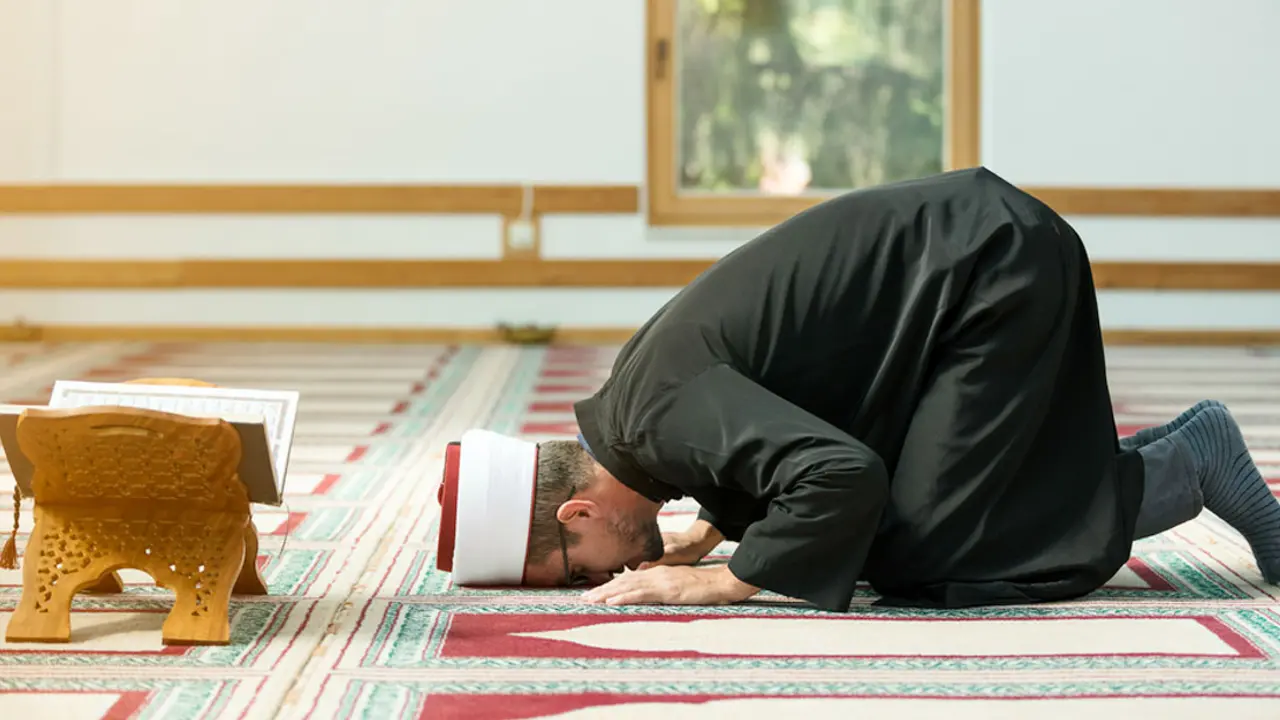 যেসব আয়াত শুনলে সিজদা দিতে হয়