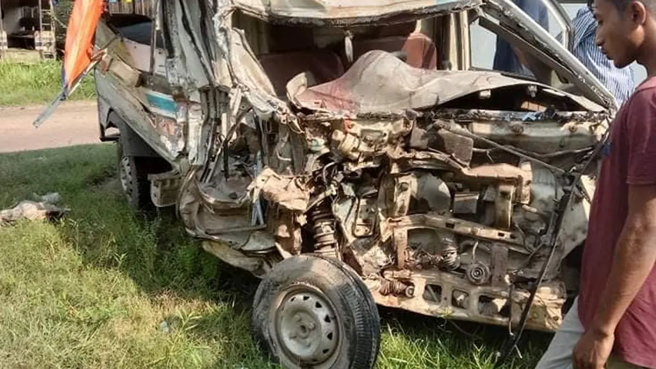 সিরাজগঞ্জে ট্রাক-লেগুনা সংঘর্ষে নিহত বেড়ে ৫