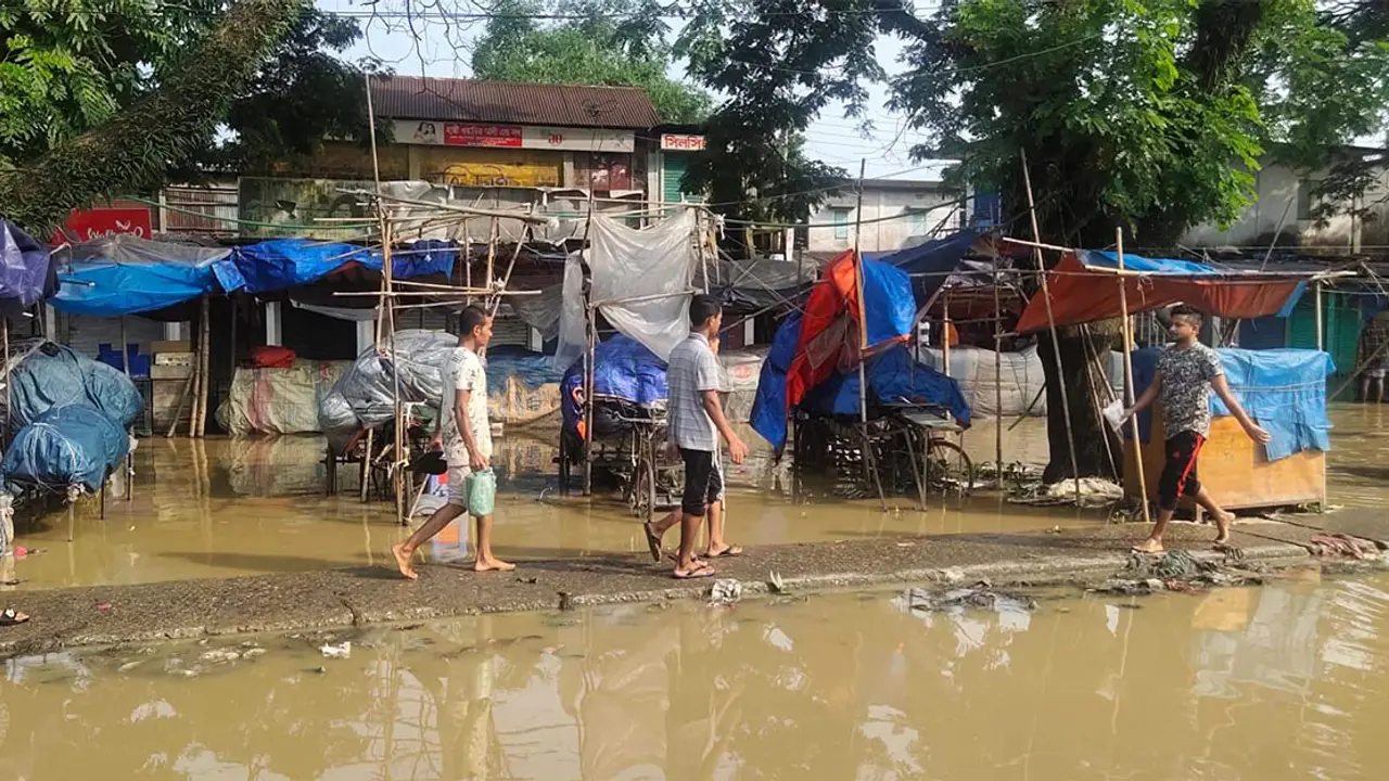 সিলেটে পানি কমলেও দুর্ভোগ বেড়েছে নগরবাসীর