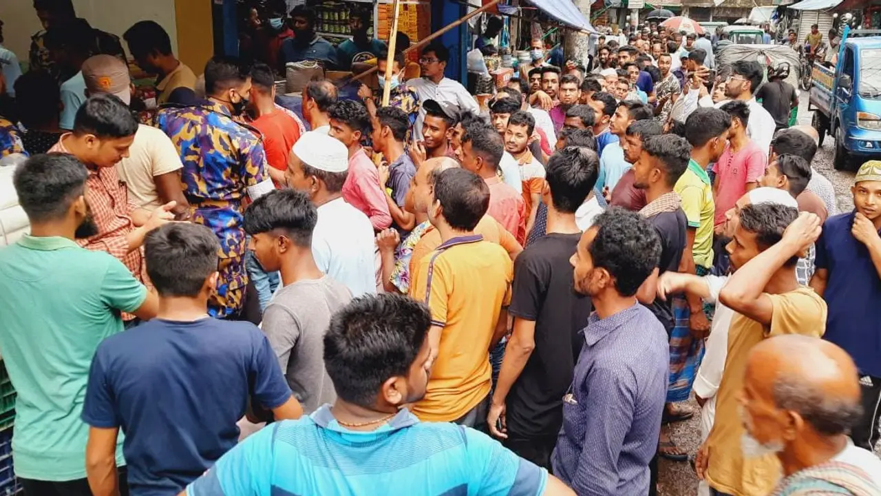 সিলেটে ন্যায্যমূল্যে সয়াবিন তেল কিনতে ভিড়