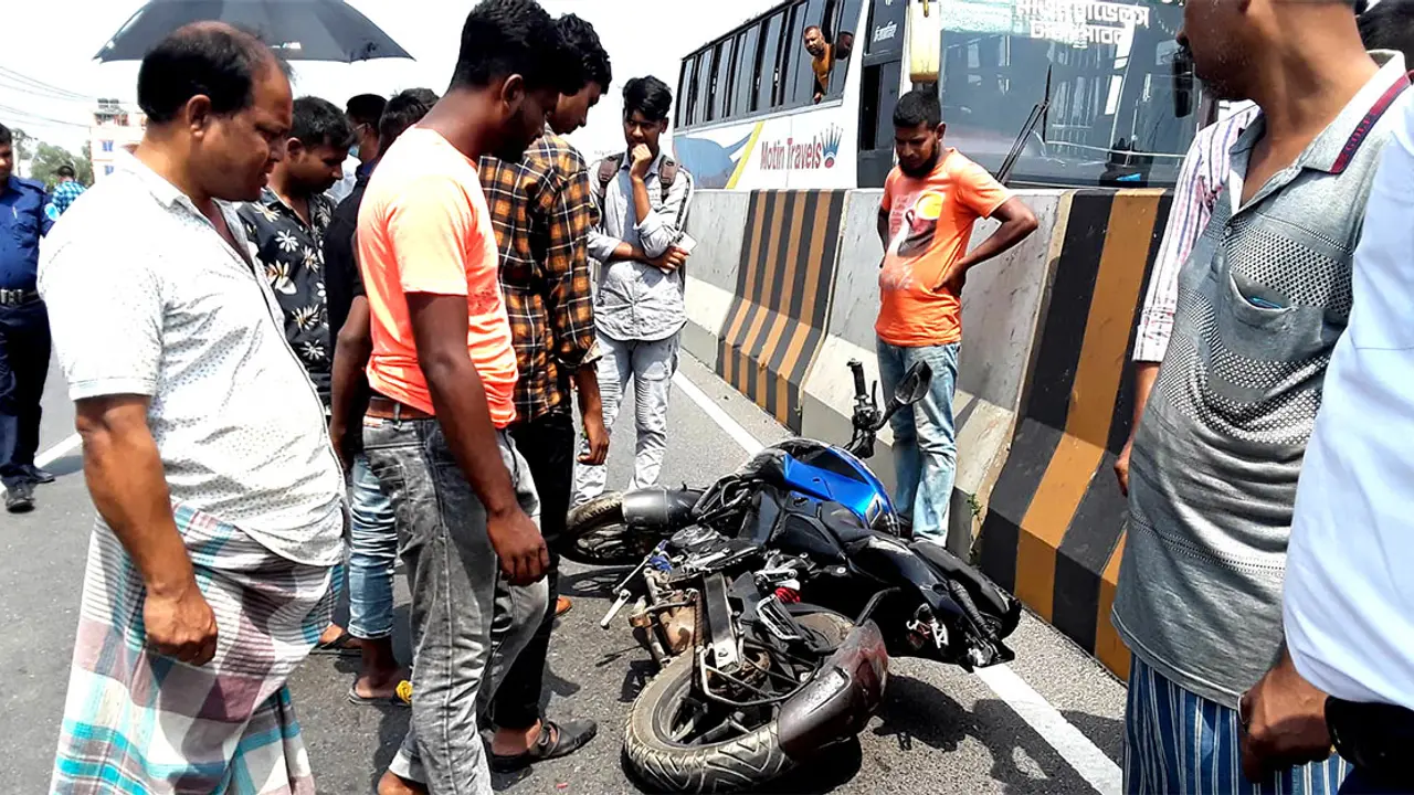 টাঙ্গাইলে ট্রাকচাপায় প্রাণ হারালেন দুই বন্ধু