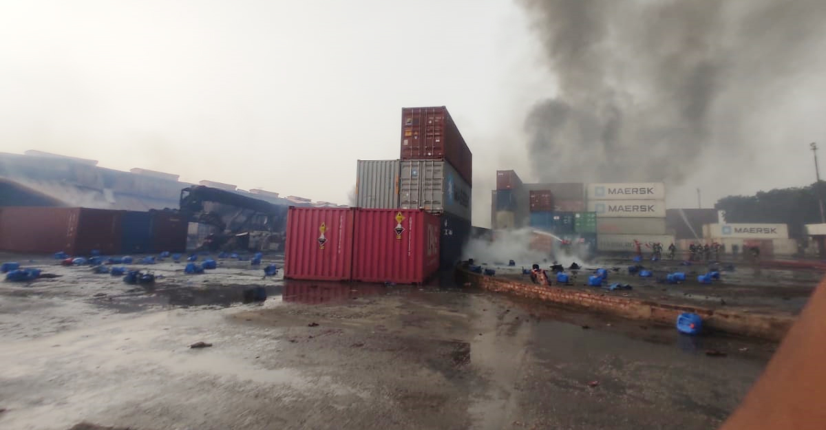 দিনের আলোয় ফুটে উঠছে আগুনের ক্ষত