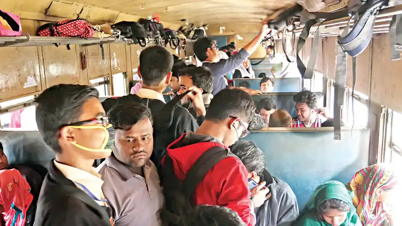 স্ট্যান্ডিং টিকিটের যাত্রী ঢুকছেন এসিতে