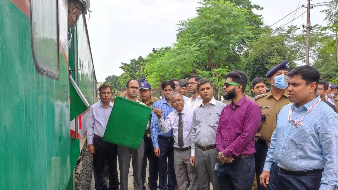 ১৬৫ যাত্রী নিয়ে ঢাকা ছাড়ল মৈত্রী এক্সপ্রেস