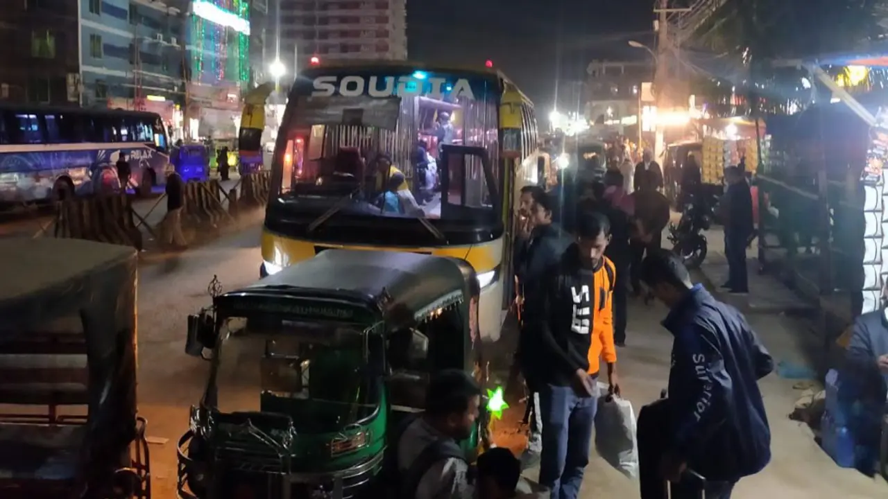 কক্সবাজারে ফিরতি টিকিটের সংকট, ভোগান্তিতে পর্যটকরা