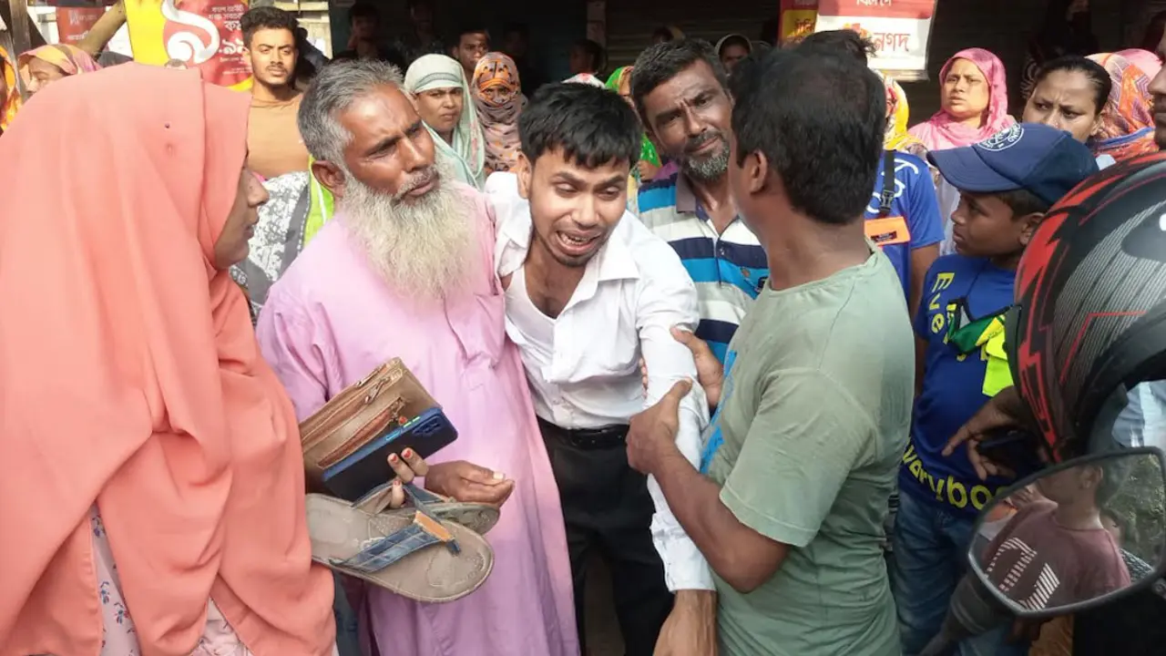 ছেলের মোটরসাইকেল থেকে পড়ে মায়ের মৃত্যু