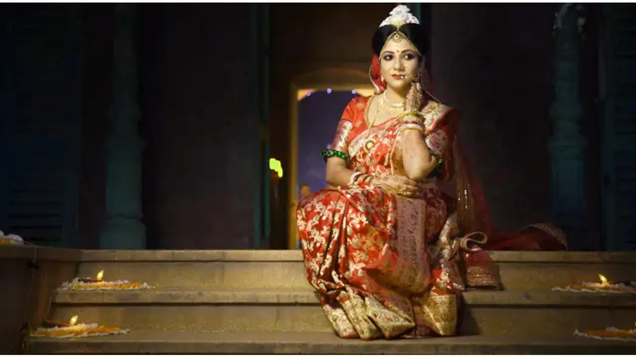 স্ত্রী ঠিকমতো শাড়ি পরতে না পারায় নিজেকে শেষ করে দিলেন স্বামী